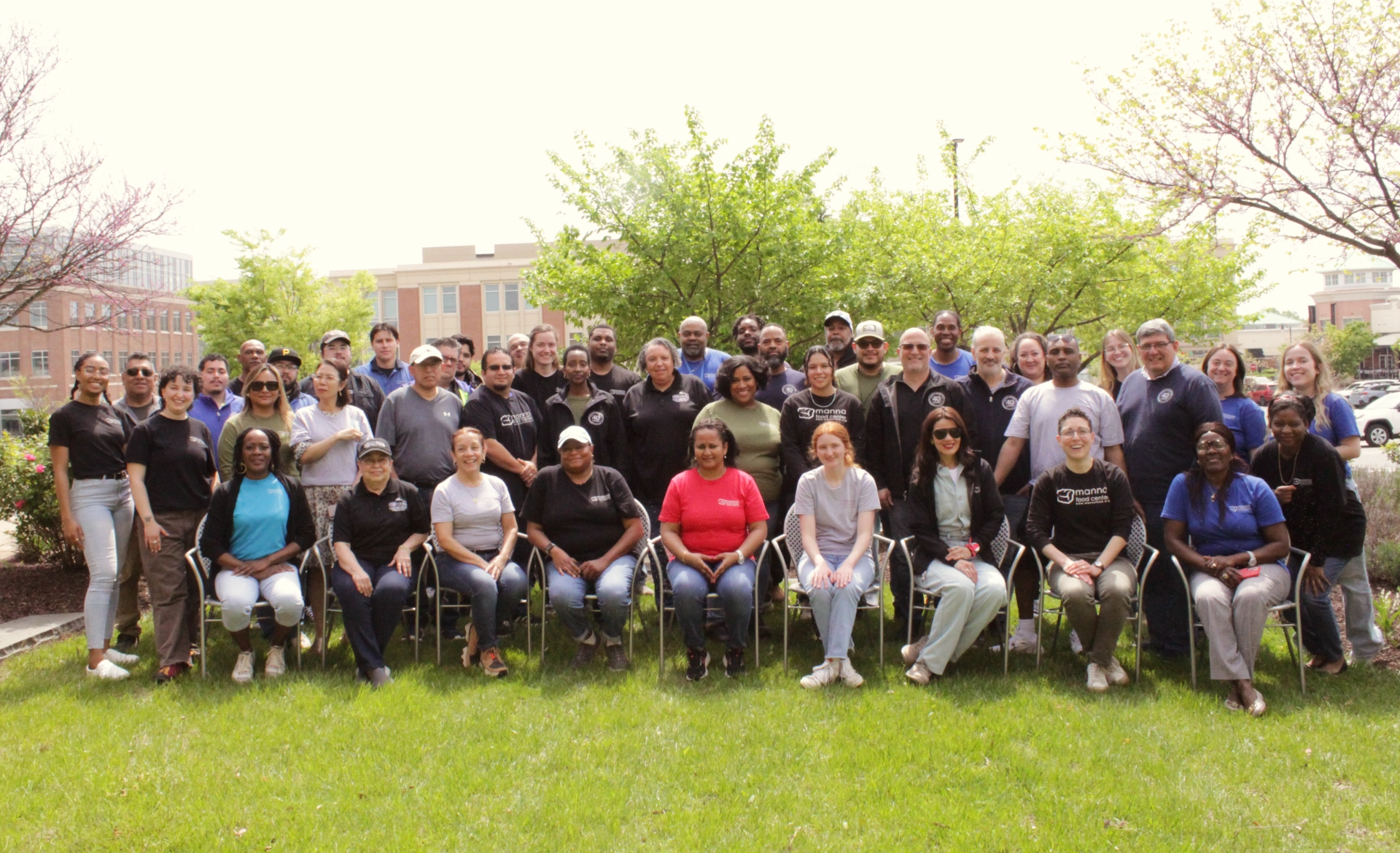 Todo el personal de Manna en la foto grupal exterior